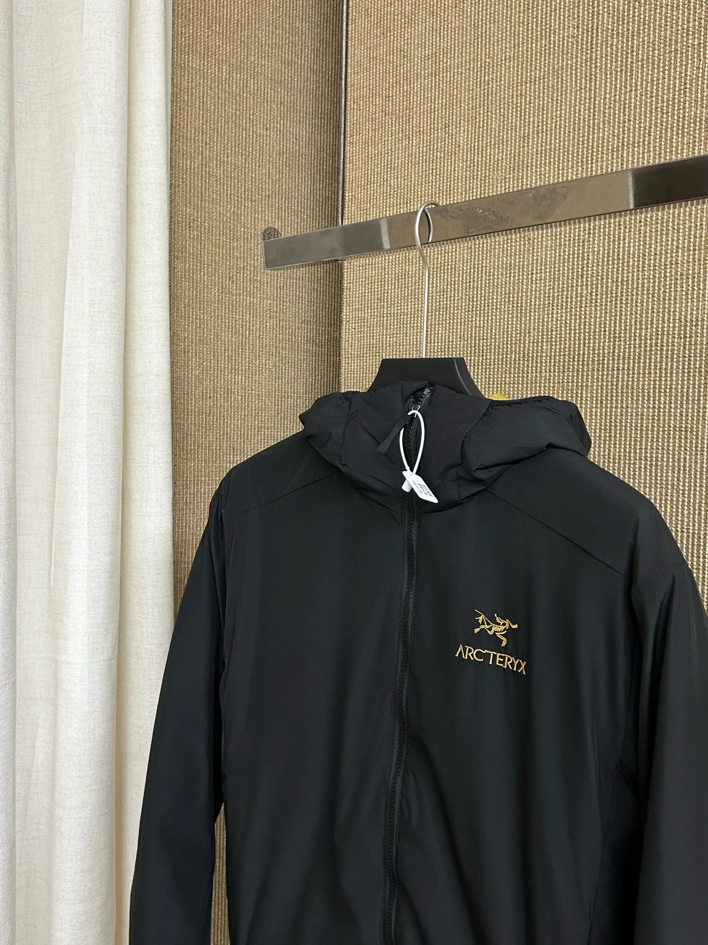 【Arcteryx Atom Hoody 】 : Arcteryx， ， ， 。 ， ， 。 ，Arcteryx ， 。Quality、 ， 。 ， + : ✅ 100% ，Tyono 30 ， ， ✅ ， Wear-Resistant Breathable ✅ ， ， ✅ ， ， ， ✅ 、 ， ， ✅ logo ， ✅ YKK， ✅ ：Coreloft TM Continuous 65 ， ✅（65g/m 2) : ，Breathable ，ATOM Coreloft TM Continuous ， ， ， ， Wear-Resistant ， ， ， 。